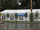 Festzelt im Regen