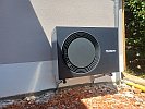 Wärmepumpe auf Wandkonsolen im Neubau